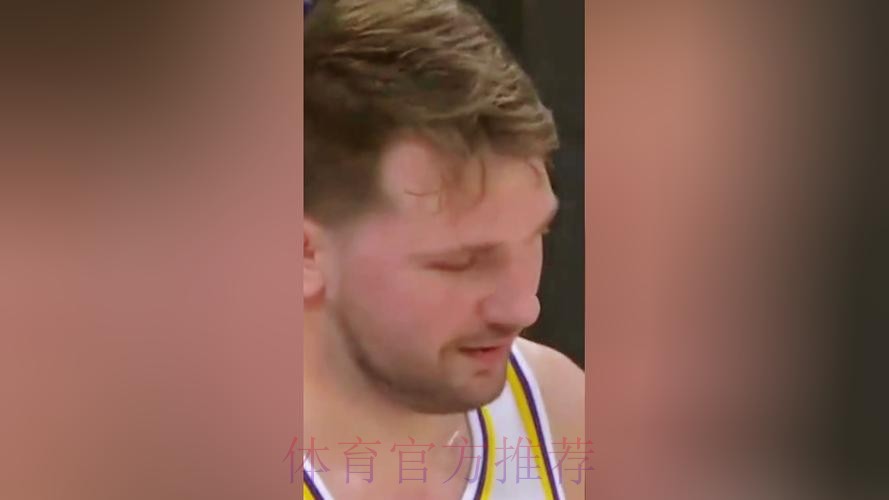 东契奇再进神奇球 随手一撂打成2+1